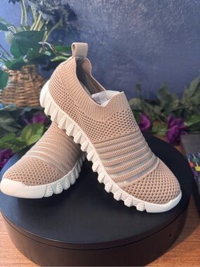 NIB bernie mev.  Wylie Blush Slip On Sneaker Size 6 EU 37